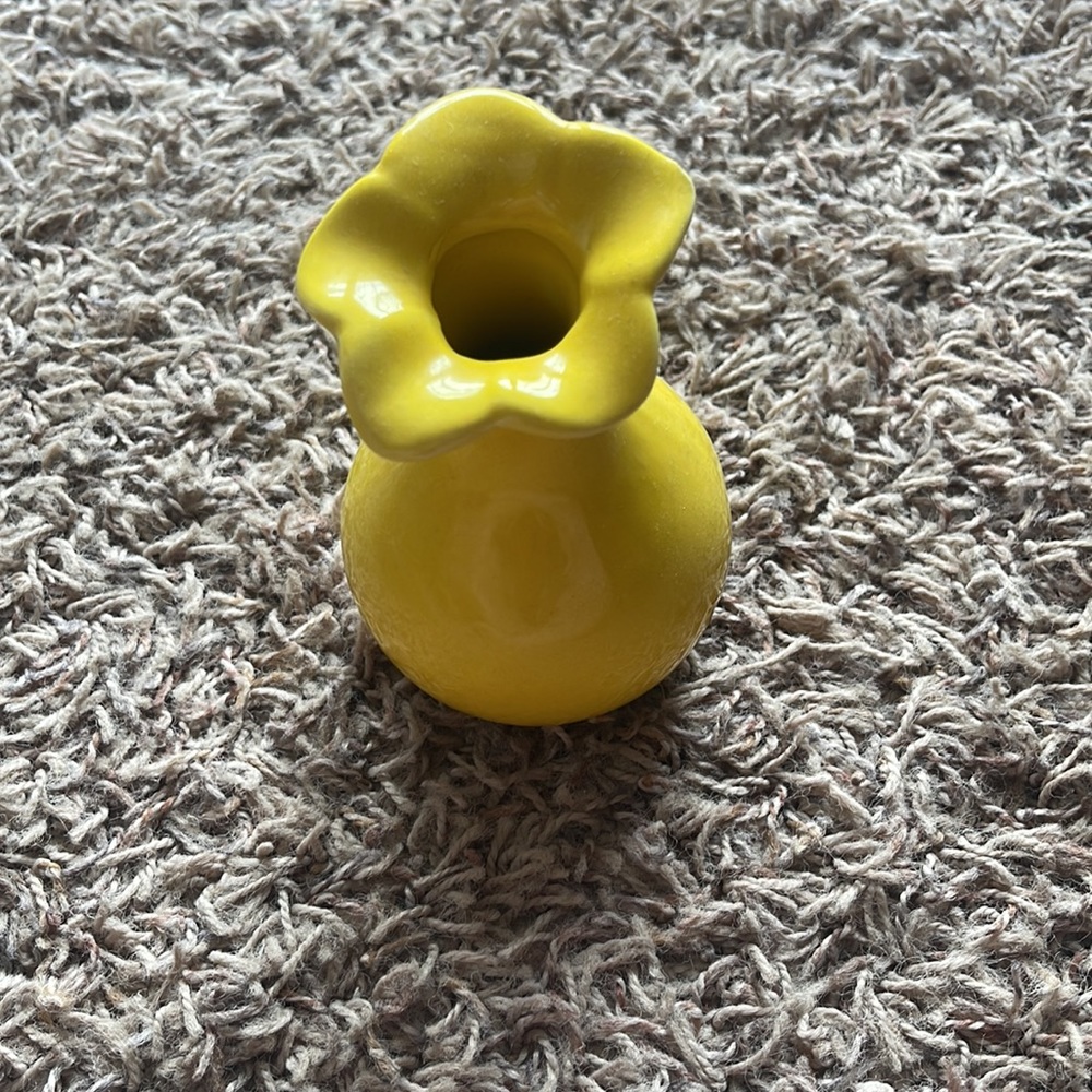 YELLOW VASE 💛💐 - Picture 2 of 2